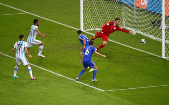 九游体育-切尔西鏖战西班牙，范佩西打破历史纪录